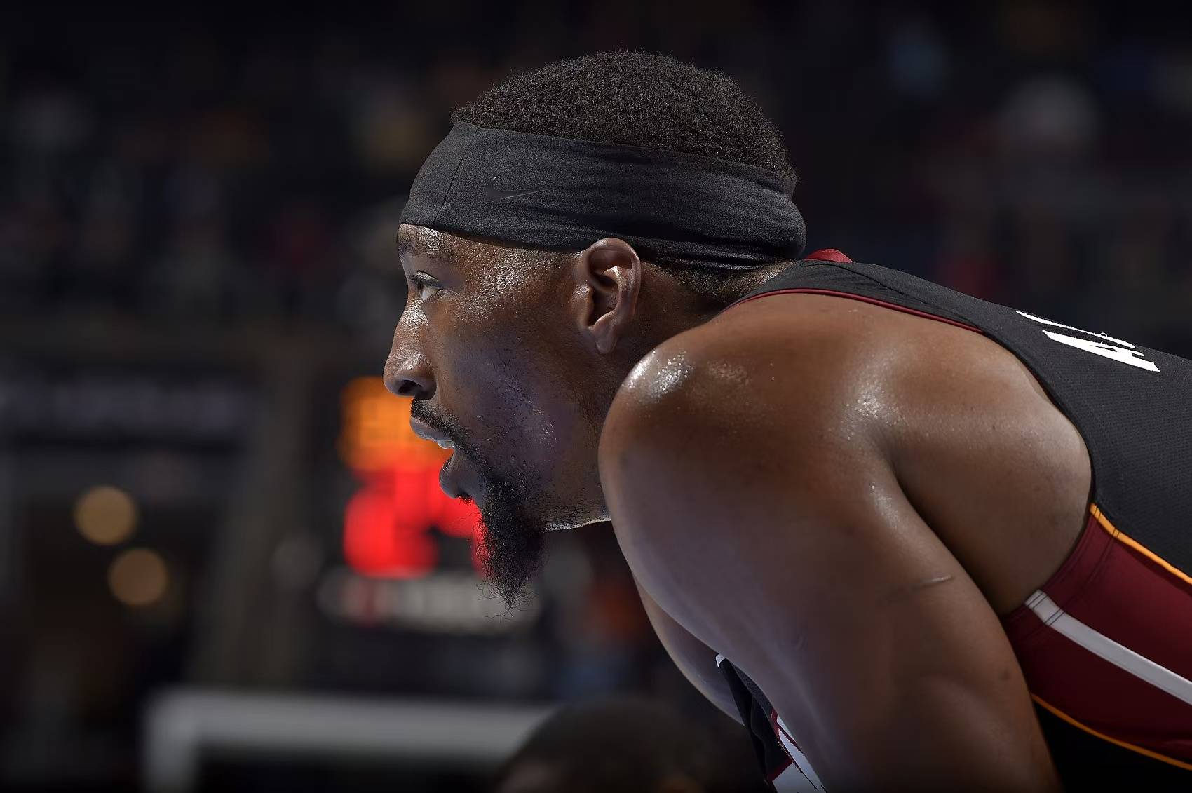 浓眉哥赛事官方发布惊险取胜新规，热火争议不断！